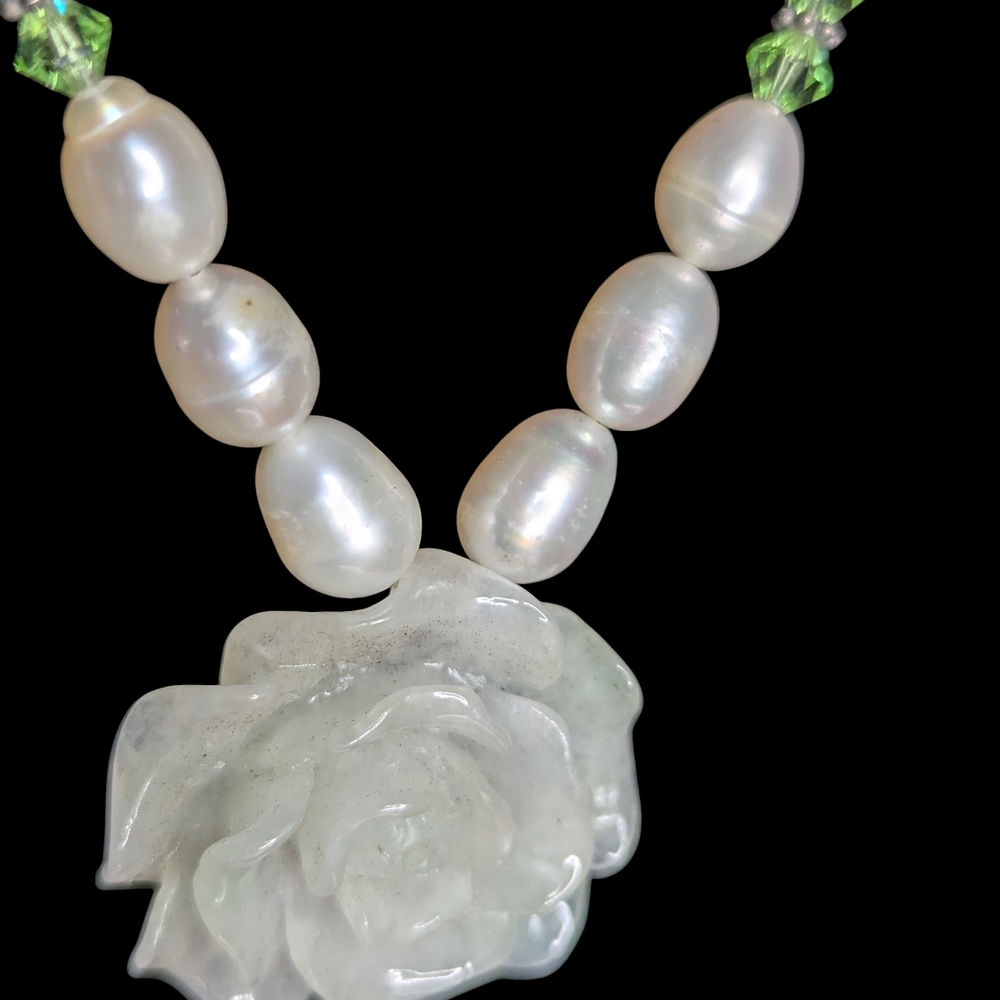 Elegant Pearl and Green Necklace - Picture 5 of 7